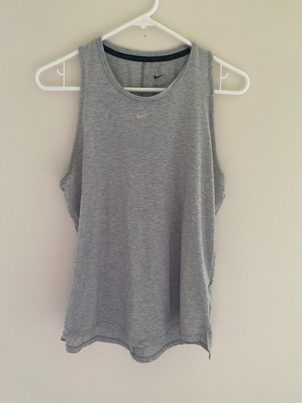 Nike Dri-FIT Tank Top Womens Medium Gray Athletic Sleeveless Workout Shirt Gym